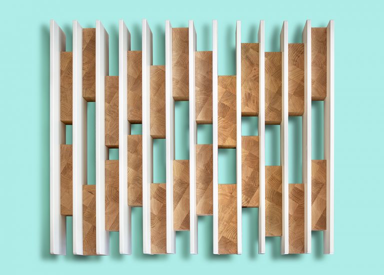 der Diffusor D21 wird, wie der Schattenwurf zeigt, in einem Abstand von ca. 7 cm zur Wand gehängt