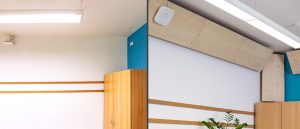 Im Vergleich vorher/nachher ist dieselbe Ecke eines Raumes als Halbdetail zu sehen, links ohne jegliche akustische Ausstattung, rechts mit dem ReFlx®-System.